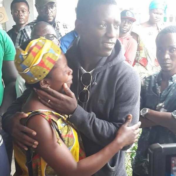 Pluie diluvienne à Abidjan : le footballeur Max Gradel soulage les sinistrés Pluie diluvienne à Abidjan : le footballeur Max Gradel soulage les sinistrés