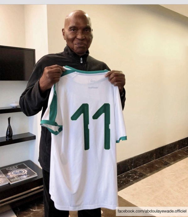 Coupe du monde : Quand Cheikh Ndoye offre son maillot à Abdoulaye Wade Coupe du monde : Quand Cheikh Ndoye offre son maillot à Abdoulaye Wade
