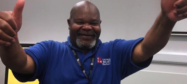 Campus: Des étudiants se cotisent pour offrir un voyage à leur agent d’entretien Campus: Des étudiants se cotisent pour offrir un voyage à leur agent d’entretien