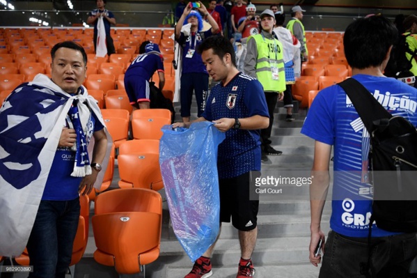 Tribunes nettoyées avant de quitter, ces Japonais sont vraiment Fair-Play Tribunes nettoyées avant de quitter, ces Japonais sont vraiment Fair-Play