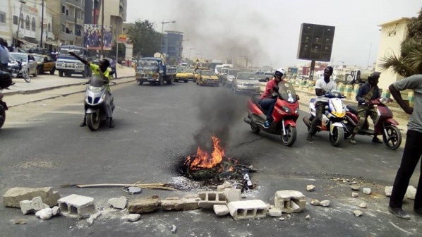 Les étudiants  bloquent la circulation pour réclamer leurs bourses