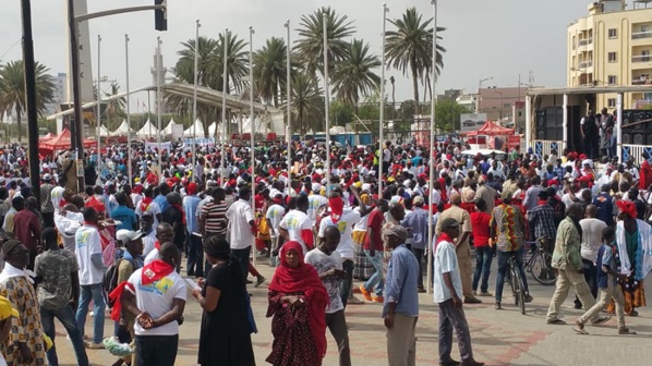 En Direct: Déjà du monde à la marche de l'opposition En Direct: Déjà du monde à la marche de l'opposition