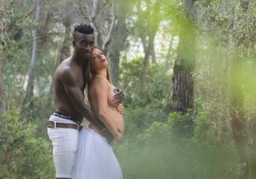 (10 Photos) : les Photos n*es d’un joueur international avec sa femme  enceinte affolent la toile Regardez