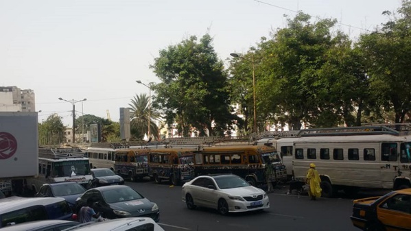 L'APR viole l’arrêt du préfet et transforme la place de l'indépendance en garage de Niaga Ndiaye L'APR viole l’arrêt du préfet et transforme la place de l'indépendance en garage de Niaga Ndiaye