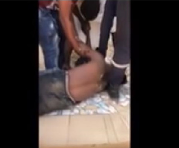 Un jeune homme violemment agressé par des hommes en tenue Un jeune homme violemment agressé par des hommes en tenue