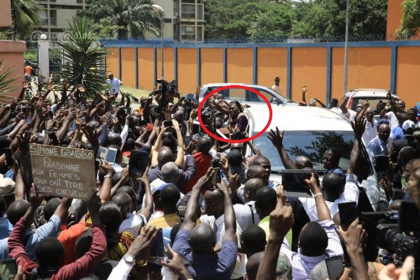 Simone Gbagbo regagne son domicile d’Abidjan, accueillie par des milliers de partisans