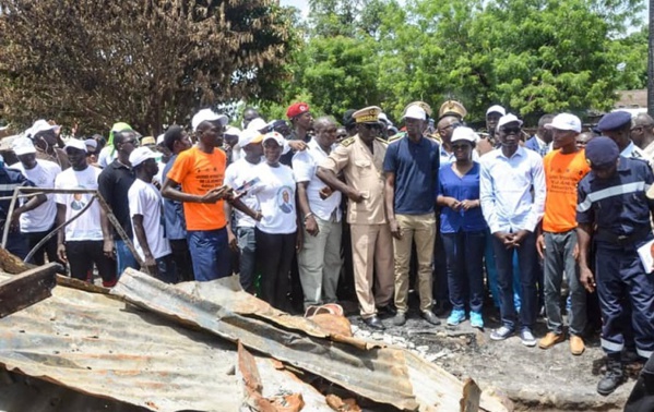 Ziguinchor: les ministres Pape Gorgui Ndong et Angélique Manga chassés par les commerçants Ziguinchor: les ministres Pape Gorgui Ndong et Angélique Manga chassés par les commerçants