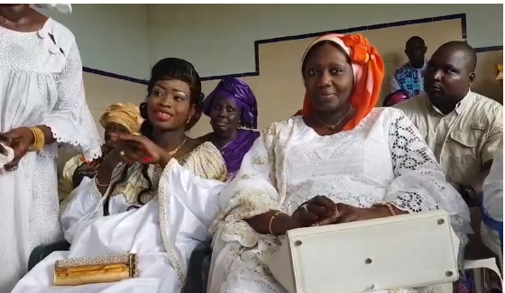 Thérèse Faye Diouf baptise son nouveau né dans une clinique