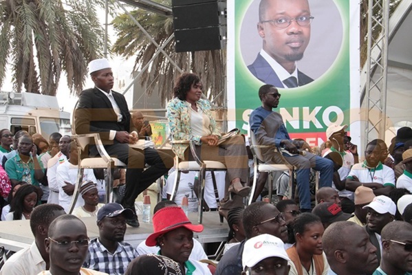 Place de l'obélisque: Sonko a fait le plein avec un public "discipliné" Place de l'obélisque: Sonko a fait le plein avec un public "discipliné"
