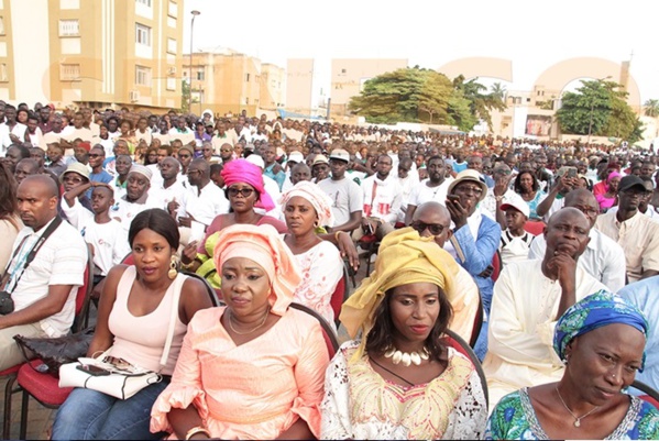 Place de l'obélisque: Sonko a fait le plein avec un public "discipliné" Place de l'obélisque: Sonko a fait le plein avec un public "discipliné"