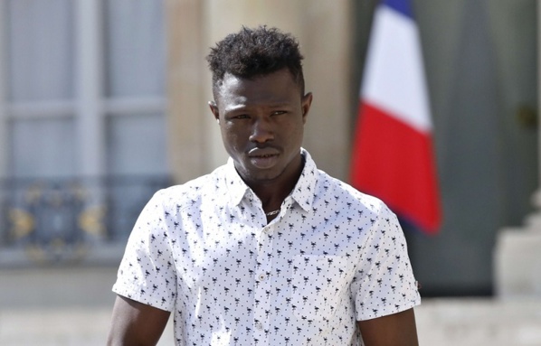 Le père de l’enfant sauvé par Mamoudou Gassama reconnaît une "grosse erreur" Le père de l’enfant sauvé par Mamoudou Gassama reconnaît une "grosse erreur"