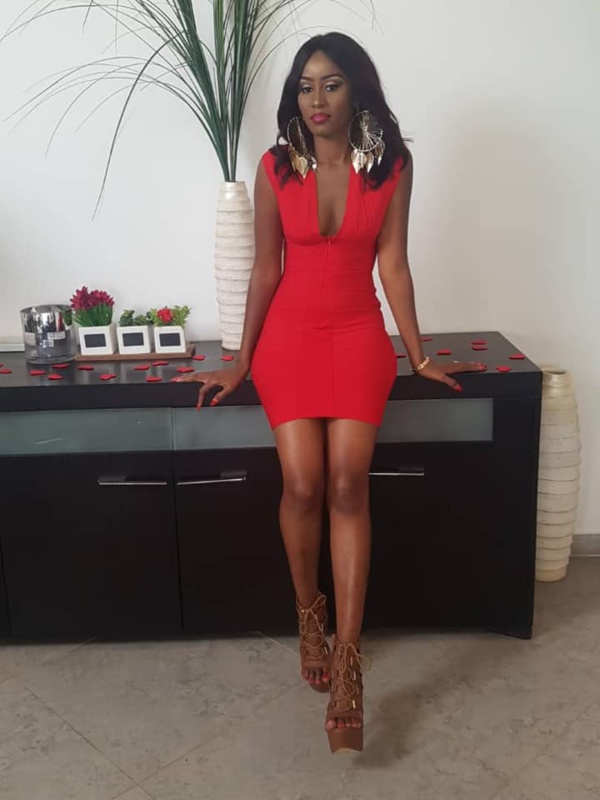 Photos: Queenbiz fait monter la température avec sa robe rouge très sexy Photos: Queenbiz fait monter la température avec sa robe rouge très sexy