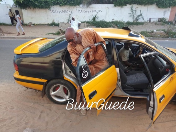 Le ministre Youssou Touré à  bord dans un Taxi