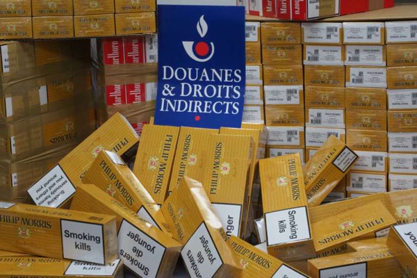 La passagère d’un vol Bamako-Paris transportait plus de 10 000 cigarettes dans ses bagages