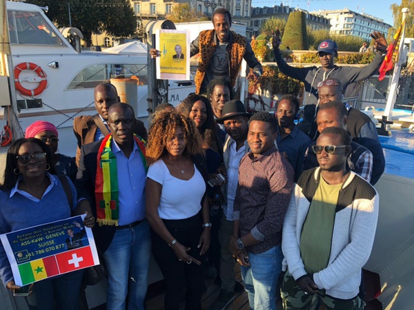 Suisse: les libéraux et les Karimistes lancent la campagne de parrainage dans un bateau