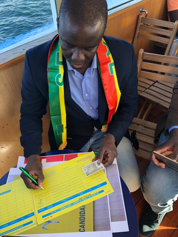 Parrainage en Suisse: Les libéraux et des Karimistes font leur démonstration de force par mer(Photos) Parrainage en Suisse: Les libéraux et des Karimistes font leur démonstration de force par mer(Photos)