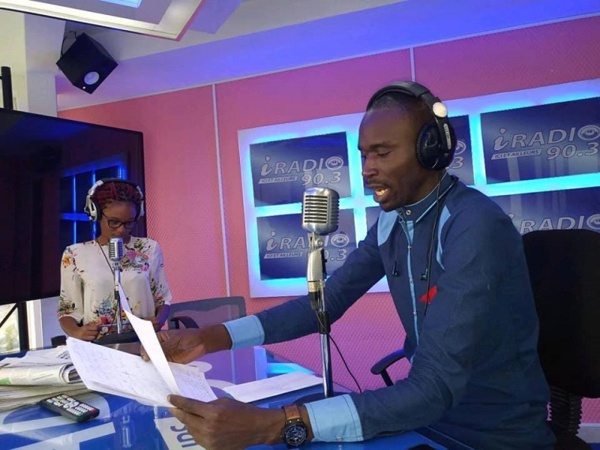 Khalifa Diakhaté présente le journal sur i Radio (90.3) Khalifa Diakhaté présente le journal sur i Radio (90.3)