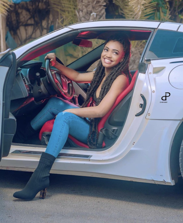 La charmante Fatel Sow amatrice avec sa luxueuse bagnole La charmante Fatel Sow amatrice avec sa luxueuse bagnole