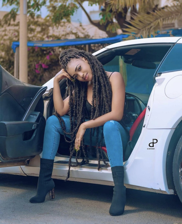 La charmante Fatel Sow amatrice avec sa luxueuse bagnole La charmante Fatel Sow amatrice avec sa luxueuse bagnole