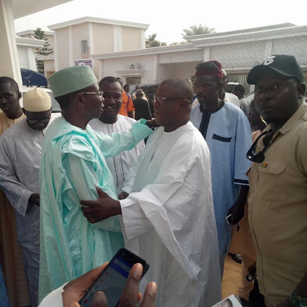 Baldé reçu par le Khalif général des mourides et d'autres dignitaires de Touba Baldé reçu par le Khalif général des mourides et d'autres dignitaires de Touba