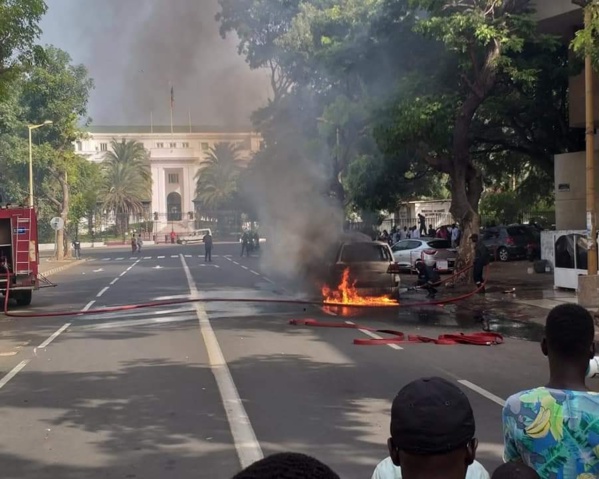 Un véhicule a pris feu non loin du Palais présidentiel