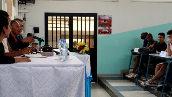 En visite au Sénégal, Christiane Taubira échange avec les lycéens de Dakar En visite au Sénégal, Christiane Taubira échange avec les lycéens de Dakar