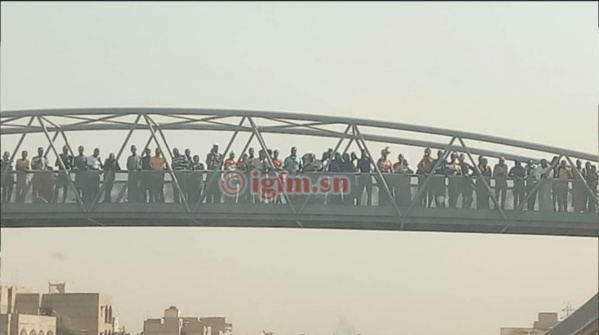 Autoroute à péage : L’ultime hommage des populations à Sidy Lamine Niass Autoroute à péage : L’ultime hommage des populations à Sidy Lamine Niass