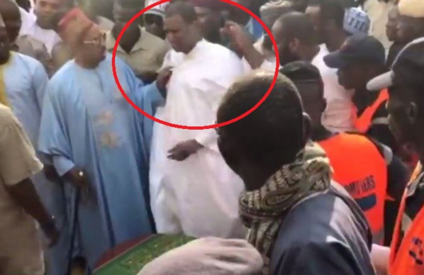 Léona Niassène: Malmené par des talibés en colère, Cheikh Niasse exfiltré par… Léona Niassène: Malmené par des talibés en colère, Cheikh Niasse exfiltré par…