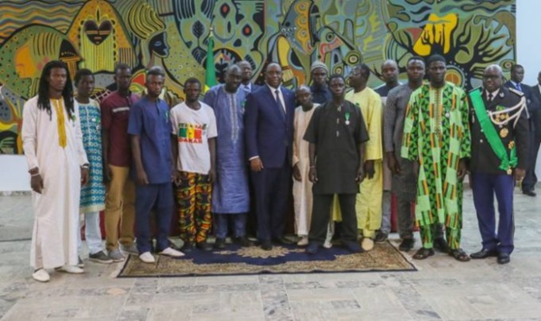 Crash d’un hélicoptère de l’armée : 56 pêcheurs-secouristes élevés dans l’ordre national du lion Crash d’un hélicoptère de l’armée : 56 pêcheurs-secouristes élevés dans l’ordre national du lion