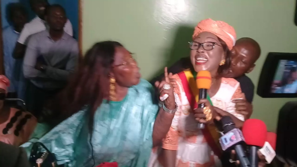 LA HONTE: Les députées Fatou Kiné Mbaye et Fatma Diop se chamaillent LA HONTE: Les députées Fatou Kiné Mbaye et Fatma Diop se chamaillent