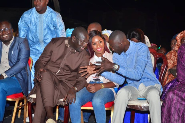 Commune de Biscuiterie: Plus 300 enfants retrouvent le sourire de noël grâce à Maguette Diop Commune de Biscuiterie: Plus 300 enfants retrouvent le sourire de noël grâce à Maguette Diop