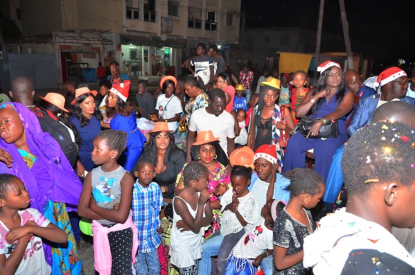 Commune de Biscuiterie: Plus 300 enfants retrouvent le sourire de noël grâce à Maguette Diop Commune de Biscuiterie: Plus 300 enfants retrouvent le sourire de noël grâce à Maguette Diop