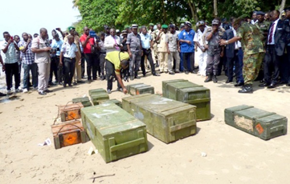 Gambie: 750 caisses d’armes et de munitions découvertes