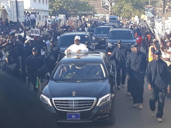 La garde rapprochée de Macky Sall toute noire La garde rapprochée de Macky Sall toute noire