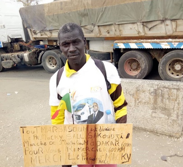 Pont de Farafégny: Cet Homme a fait 600 Km à pied pour remercier Macky Sall Pont de Farafégny: Cet Homme a fait 600 Km à pied pour remercier Macky Sall