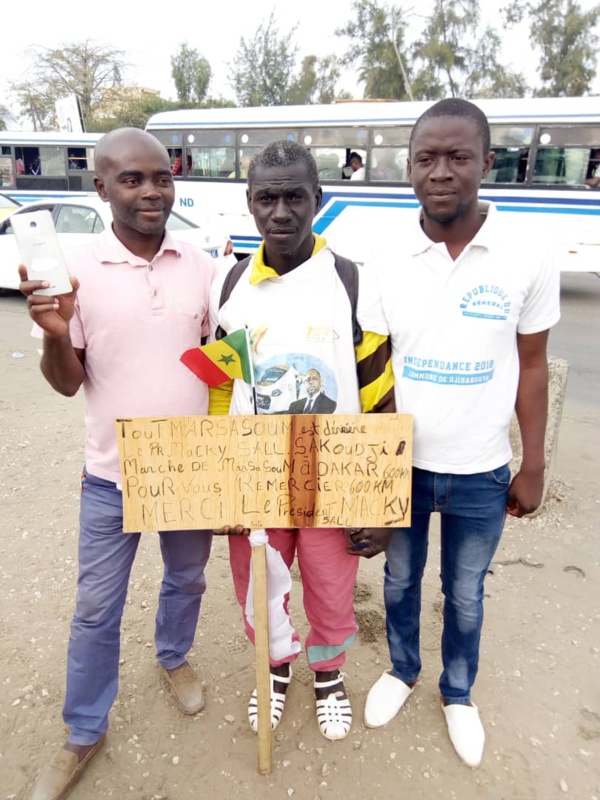 Pont de Farafégny: Cet Homme a fait 600 Km à pied pour remercier Macky Sall Pont de Farafégny: Cet Homme a fait 600 Km à pied pour remercier Macky Sall