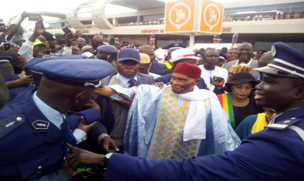 Les premiers mots de Wade à son arrivée: « Je suis ému d’atterrir à mon aéroport » Les premiers mots de Wade à son arrivée: « Je suis ému d’atterrir à mon aéroport »