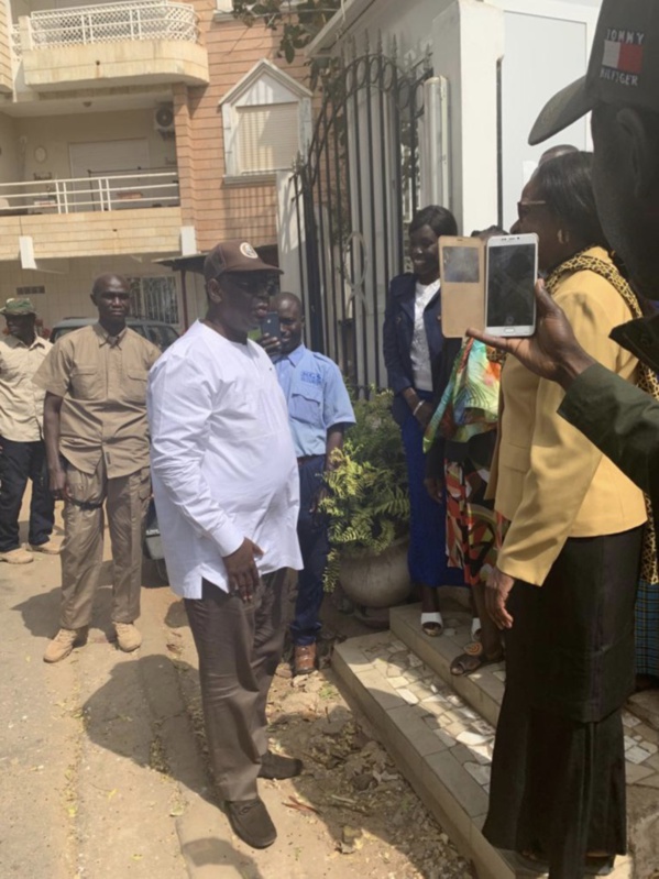 Quand le candidat Macky Sall fait du porte à porte dans son quartier à Mermoz Quand le candidat Macky Sall fait du porte à porte dans son quartier à Mermoz