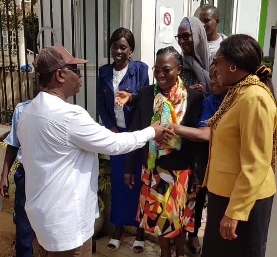 Quand le candidat Macky Sall fait du porte à porte dans son quartier à Mermoz Quand le candidat Macky Sall fait du porte à porte dans son quartier à Mermoz