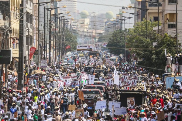 La démonstration de force de Macky dans les rues de Dakar La démonstration de force de Macky dans les rues de Dakar
