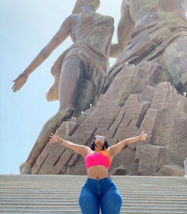 Qui est cette femme aux formes généreuses se promène au Monument de la renaissance ? Qui est cette femme aux formes généreuses se promène au Monument de la renaissance ?