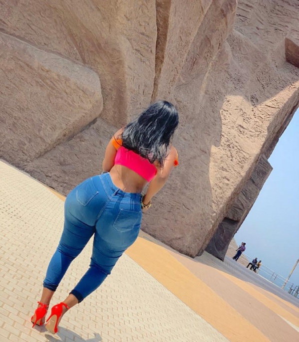 Qui est cette femme aux formes généreuses se promène au Monument de la renaissance ? Qui est cette femme aux formes généreuses se promène au Monument de la renaissance ?