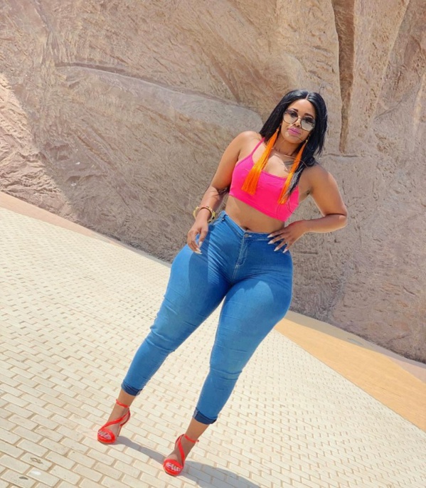 Qui est cette femme aux formes généreuses se promène au Monument de la renaissance ? Qui est cette femme aux formes généreuses se promène au Monument de la renaissance ?