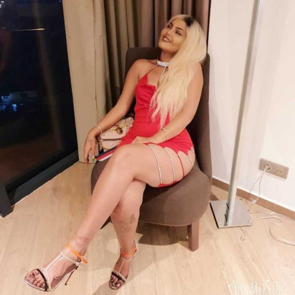 Bijou Siraba très provocatrice avec sa robe Bijou Siraba très provocatrice avec sa robe