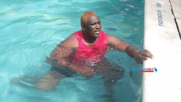 Le lutteur Boy Nar apprend Ã  nager dans une piscine 
