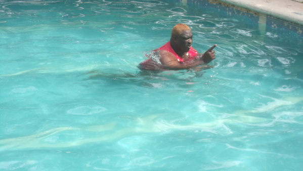 Le lutteur Boy Nar apprend Ã  nager dans une piscine 