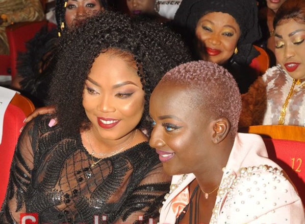 Yeux bleus, cheveux roses … Voici la dame qui secoue la toile (photos)