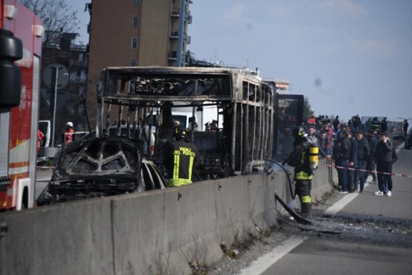 Italie: Un chauffeur d'origine sénégalaise met le feu dans un bus transportant 51 personnes