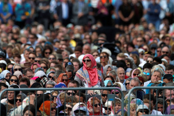 Christchurch : des Néo-Zélandaises portent un foulard par solidarité avec les victimes