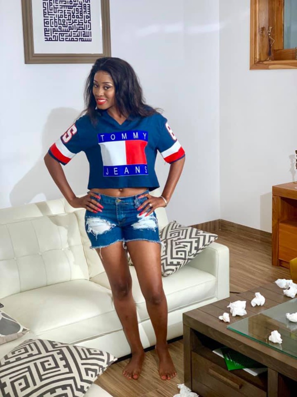 Depuis son salon, Queen Biz provoque....